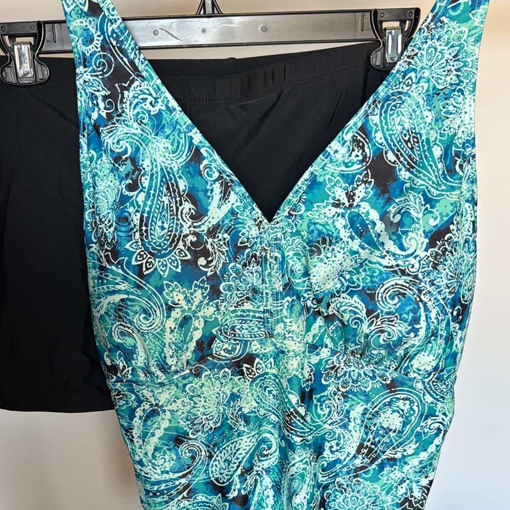 NWT PLUS (18W) Women’s V-neck Blue-Green Paisley Tankini with swim shorts